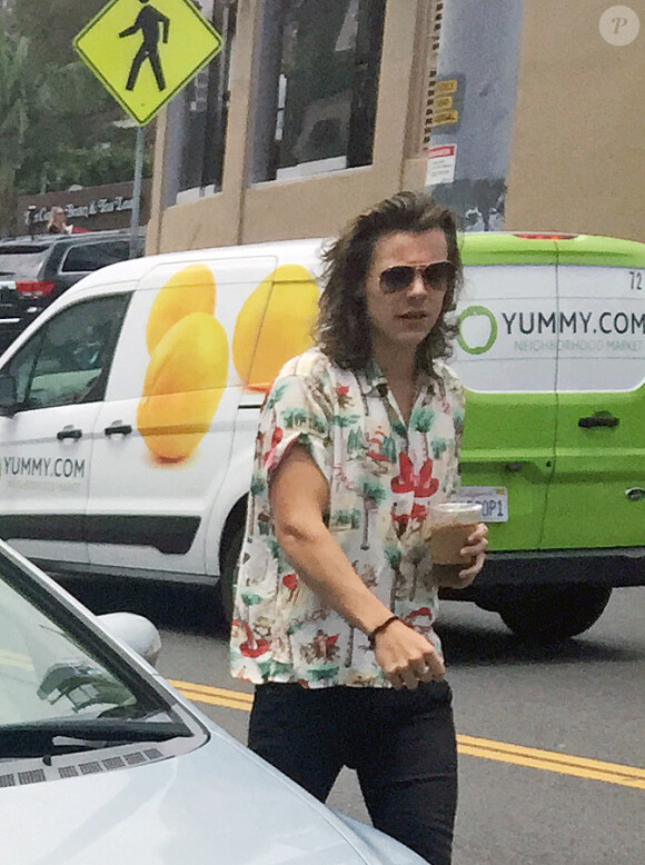 Exclusif - Harry Styles (One Direction) passe prendre un café à West Hollywood le 18 mai 2015 