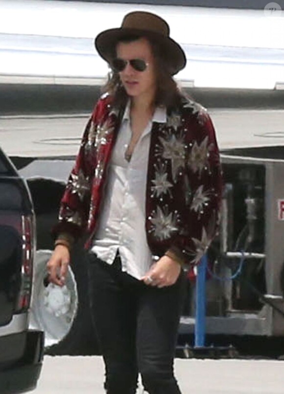 Exclusif - Harry Styles arrive à l'aéroport de Van Nuys pour prendre un jet privé, pour se rendre au Billboard Music Awards à Las Vegas. Le 17 mai 2015  