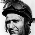 Juan Manuel Fangio est mort à 84 ans le 17 juillet 1995. Ses restes, enterrés dans sa ville natale de Balcarce, seront exhumés en août 2015 dans le cadre de la procédure en reconnaissance de paternité d'Oscar Espinosa.
