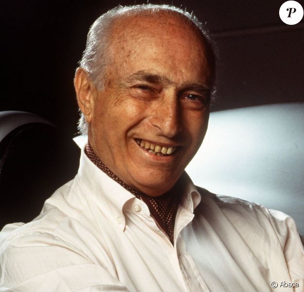 Juan Manuel Fangio est décédé à 84 ans le 17 juillet 1995. Ses restes, enterrés dans sa ville natale de Balcarce, seront exhumés en août 2015 dans le cadre de la procédure en reconnaissance de paternité d'Oscar Espinosa.