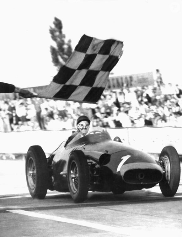 Juan Manuel Fangio lors de son cinquième titre de champion du monde de F1 en 1957. Ses restes, enterrés dans sa ville natale de Balcarce, seront exhumés en août 2015 dans le cadre de la procédure en reconnaissance de paternité d'Oscar Espinosa.