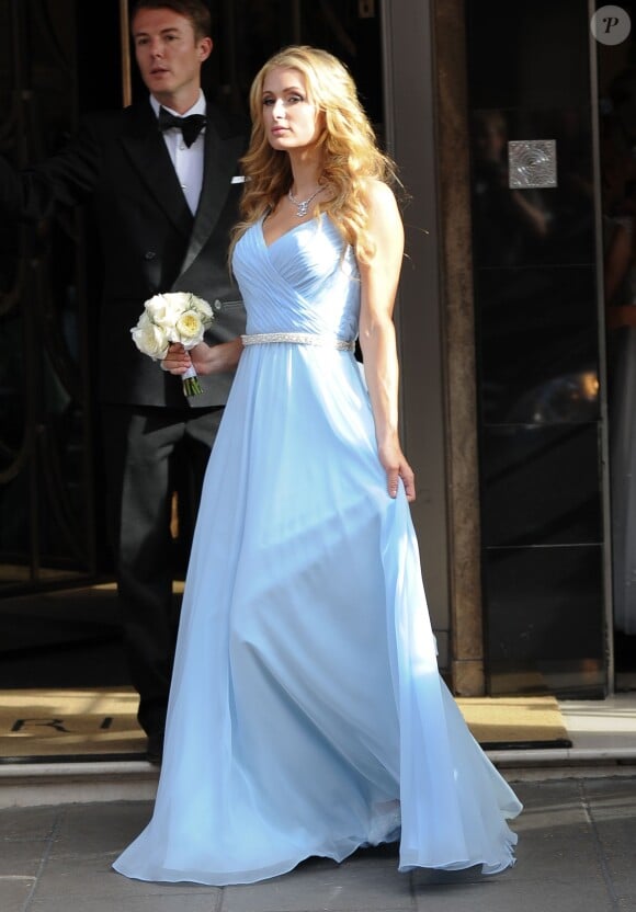 Paris Hilton en direction du mariage de sa soeur à l'Orangerie dans les jardins de Kensington Palace, le 10 juillet 2015 à Londres.  