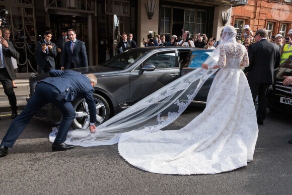 Richard Hilton aide sa fille Nicky Hilton dont le voile est resté coincé sous les roues de la Bentley, le 10 juillet 2015 à Londres