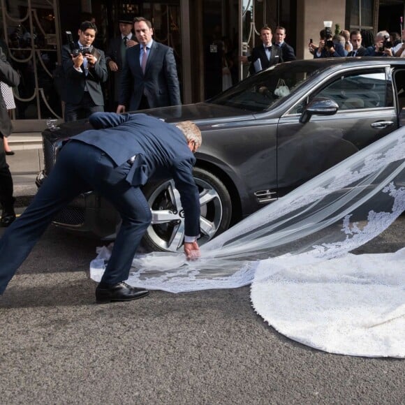 Richard Hilton aide sa fille Nicky Hilton dont le voile est resté coincé sous les roues de la Bentley, le 10 juillet 2015 à Londres