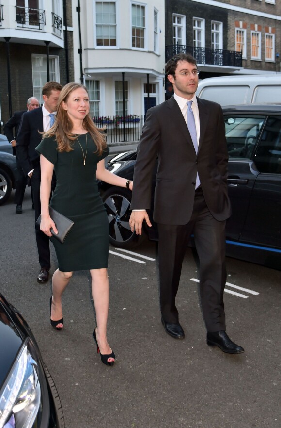 Chelsea Clinton et son mari Marc Mezvinsky - Soirée de pré-mariage de Nicky Hilton et James Rothschild au manoir Spencer House à Londres. Le 9 juillet 2015