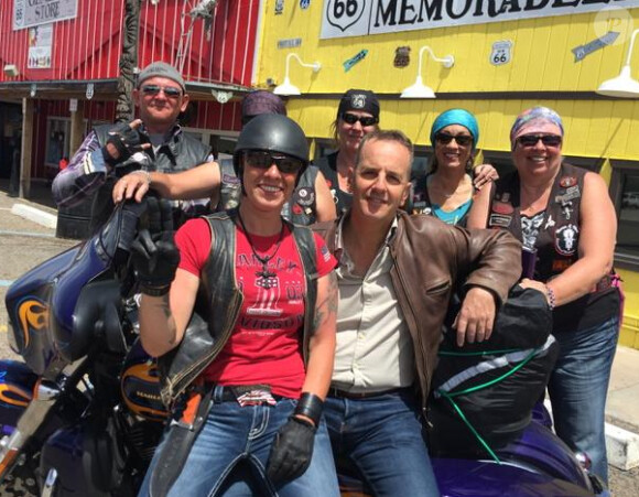 Bernard de La Villardière, cheveux courts, pose avec des bikers. Juilliet 2015.