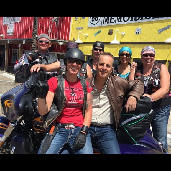 Bernard de La Villardière, cheveux courts, pose avec des bikers. Juilliet 2015.