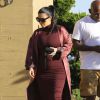 Kim Kardashian, enceinte et habillée d'une veste Haider Ackermann, d'une robe Torn by Ronny Kobo et de sandales Hermès, quitte le restaurant Nobu à Malibu, le 11 juillet 2015.