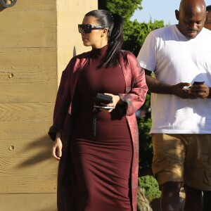 Kim Kardashian, enceinte et habillée d'une veste Haider Ackermann, d'une robe Torn by Ronny Kobo et de sandales Hermès, quitte le restaurant Nobu à Malibu, le 11 juillet 2015.
