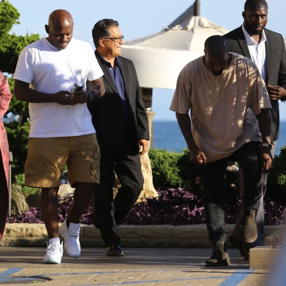 Kim Kardashian, enceinte, son mari Kanye West et Steve Stoute (en t-shirt blanc) sont allés déjeuner au restaurant Nobu à Malibu, le 11 juillet 2015.