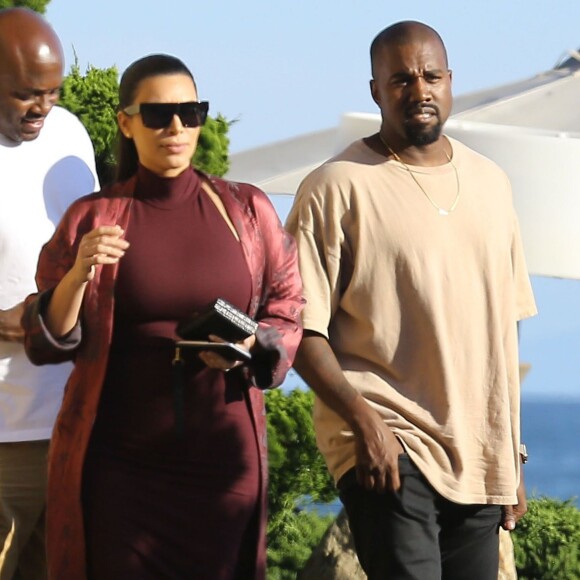 Kim Kardashian, enceinte, son mari Kanye West et Steve Stoute (en t-shirt blanc) sont allés déjeuner au restaurant Nobu à Malibu, le 11 juillet 2015.