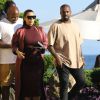 Kim Kardashian, enceinte, son mari Kanye West et Steve Stoute (en t-shirt blanc) sont allés déjeuner au restaurant Nobu à Malibu, le 11 juillet 2015.