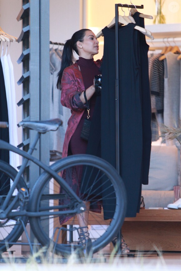 Kim Kardashian, enceinte, fait du shopping dans une boutique du Malibu Country Mart. Malibu, Los Angeles, le 11 juillet 2015.