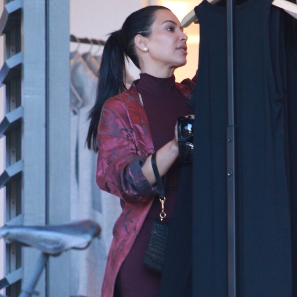 Kim Kardashian, enceinte, fait du shopping dans une boutique du Malibu Country Mart. Malibu, Los Angeles, le 11 juillet 2015.