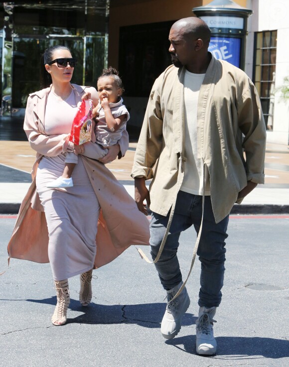 Kim Kardashian, enceinte, est allée au cinéma avec son mari Kanye West et sa fille North qui mange des pop-corn à Calabasas, le 11 juillet 2015