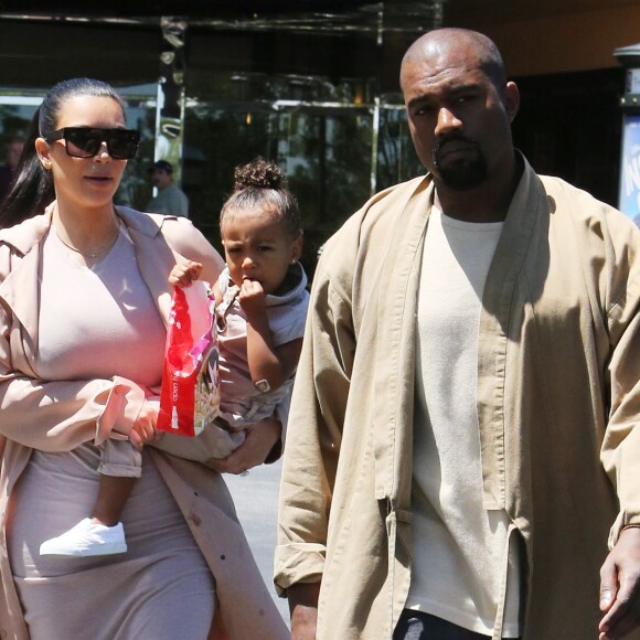 Kim Kardashian, enceinte, est allée au cinéma avec son mari Kanye West et sa fille North à Calabasas, le 11 juillet 2015