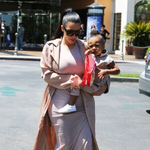 Kim Kardashian, enceinte, est allée au cinéma avec son mari Kanye West et sa fille North à Calabasas, le 11 juillet 2015