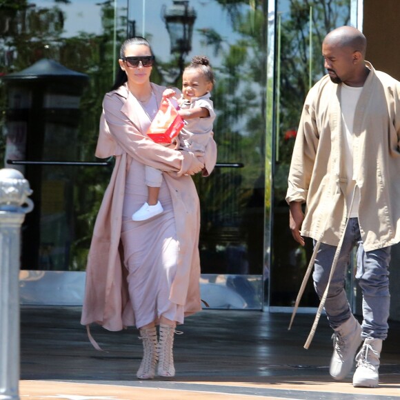 Kim Kardashian, enceinte, est allée au cinéma avec son mari Kanye West et sa fille North à Calabasas, le 11 juillet 2015