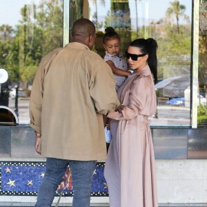 Kim Kardashian, enceinte, est allée au cinéma avec son mari Kanye West et sa fille North à Calabasas, le 11 juillet 2015