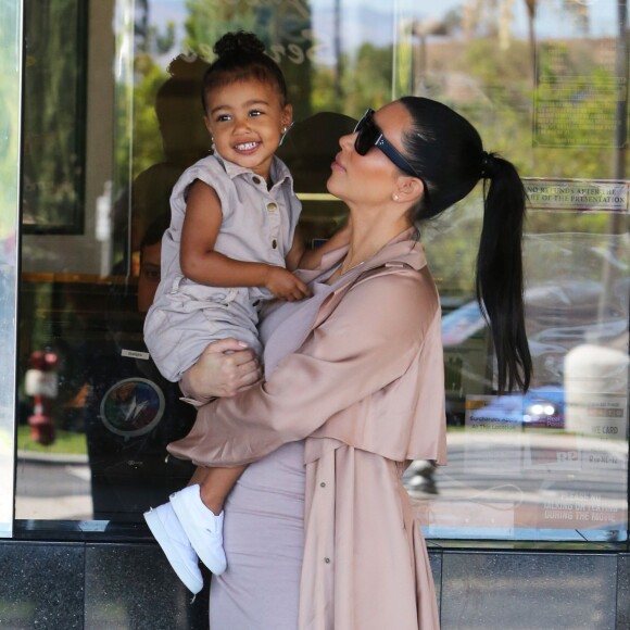 Kim Kardashian, enceinte, est allée au cinéma avec son mari Kanye West et sa fille North très souriante à Calabasas, le 11 juillet 2015