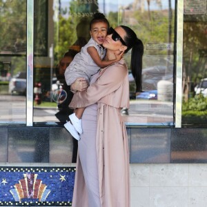 Kim Kardashian, enceinte, est allée au cinéma avec son mari Kanye West et sa fille North à Calabasas, le 11 juillet 2015