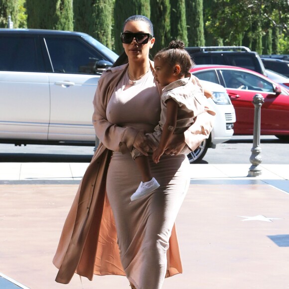 Kim Kardashian, enceinte, est allée au cinéma avec son mari Kanye West et sa fille North à Calabasas, le 11 juillet 2015