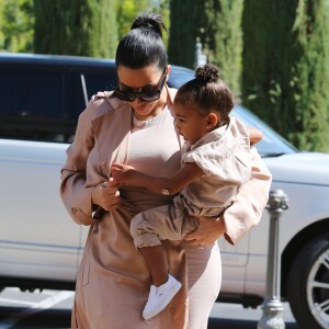 Kim Kardashian, enceinte, est allée au cinéma avec son mari Kanye West et sa fille North à Calabasas, le 11 juillet 2015