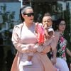 Kim Kardashian et sa fille North West, la main dans le sac de popcorn, quittent le cinéma Edwards Calabasas Stadium 6 aux Commons, à Calabasas. Le 12 juillet 2015.