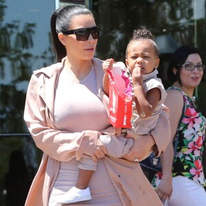 Kim Kardashian et sa fille North West, la main dans le sac de popcorn, quittent le cinéma Edwards Calabasas Stadium 6 aux Commons, à Calabasas. Le 12 juillet 2015.