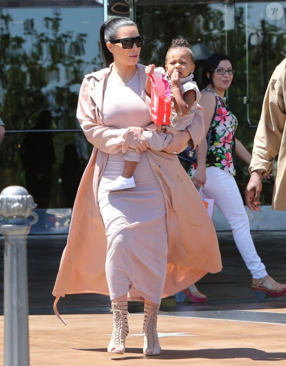 Kim Kardashian et sa fille North West, la main dans le sac de popcorn, quittent le cinéma Edwards Calabasas Stadium 6 aux Commons, à Calabasas. Le 12 juillet 2015.