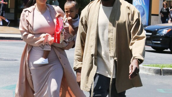 Kim Kardashian, enceinte : Photos sexy et première formes avec Kanye et North