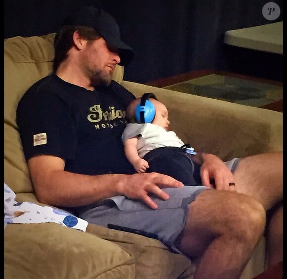 Carrie Underwood a ajouté une photo de son fils et son mari sur sa page Instagram / juillet 2015