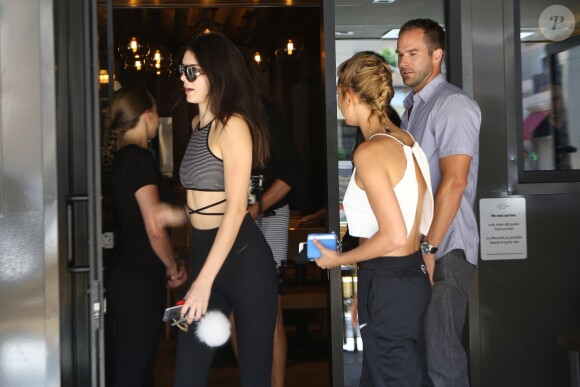 Kendall Jenner déjeune avec son père Caitlyn Jenner et son amie Hailey Baldwin à Sugarfish, un restaurant de Los Angeles, le 11 juillet 2015.