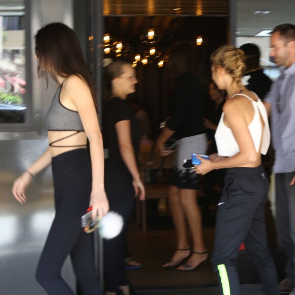 Kendall Jenner déjeune avec son père Caitlyn Jenner et son amie Hailey Baldwin à Sugarfish, un restaurant de Los Angeles, le 11 juillet 2015.
