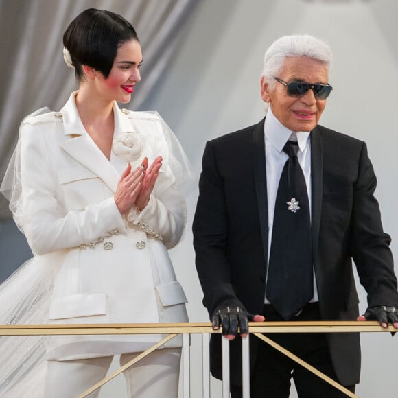 Kendall Jenner et Karl Lagerfeld - final du défilé haute couture de Chanel, automne-hiver 2015-2016, à Paris le 7 juillet 2015.