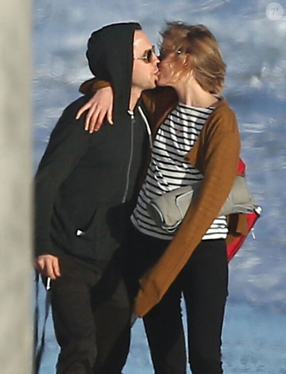 Giovanni Ribisi et sa femme Agyness Deyn sur une plage de Santa Barbara, le 16 février 2013.
