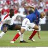 Ledley King défend sur Thierry Henry, qui le considère comme l'un des tout meilleurs défenseurs qu'il ait eus à jouer, lors d'Angleterre - France à l'Euro 2004
