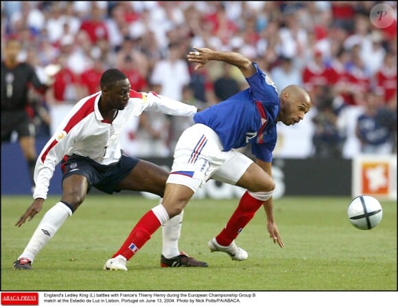 Ledley King défend sur Thierry Henry, qui le considère comme l'un des tout meilleurs défenseurs qu'il ait eus à jouer, lors d'Angleterre - France à l'Euro 2004