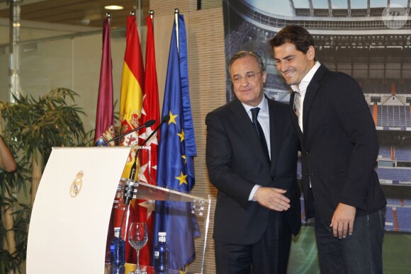 Iker Casillas lors de ses adieux au Real Madrid, le 13 juillet 2015, en présence de Florentino Perez, le président de la Maison Blanche