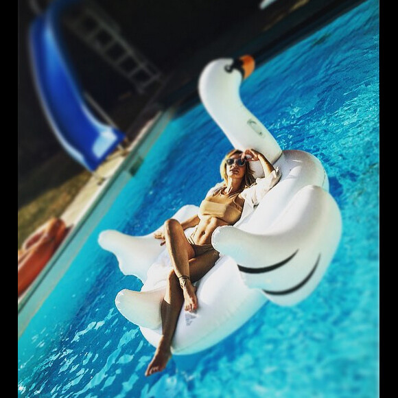 Emilie Nef Naf : Sexy en bikini dans sa piscine
