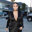 Kim Kardashian arrive au restaurant Craig de Los Angeles en robe decolletée le 13 juillet 2015.