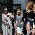 Les soeurs Kardashian (Kim enceinte, Kourtney et Khloe) sur le tournage de leur émission de téléréalité dans un restaurant à Ahoura Hills en Californie le 14 juillet 2015.