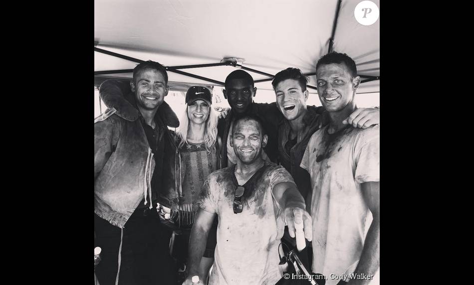 Cody Walker a posté une photo de groupe sur le tournage d'USS
