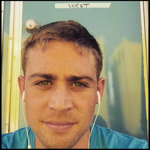 Cody Walker se détend sur le tournage d'USS Indianapolis. (Photo postée le 10 juillet 2015)