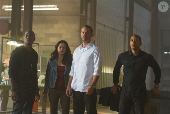 Paul Walker entouré de Tyrese, Michelle Rodriguez et Ludacris dans Fast & Furious 7.