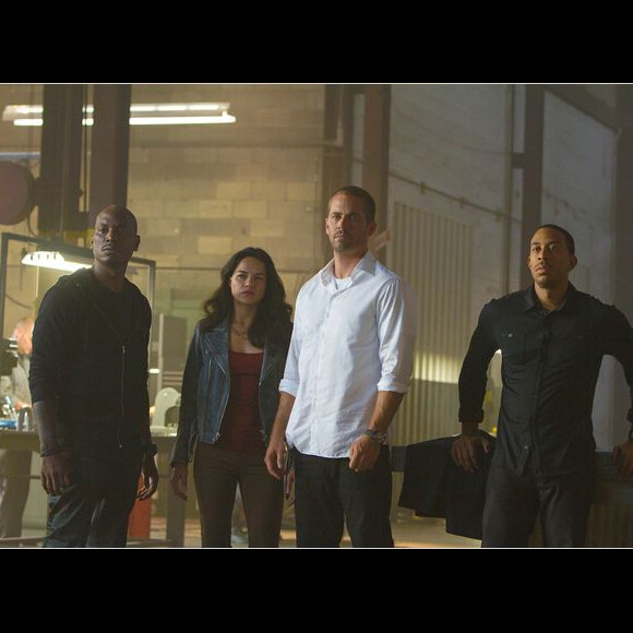 Paul Walker entouré de Tyrese, Michelle Rodriguez et Ludacris dans Fast & Furious 7.