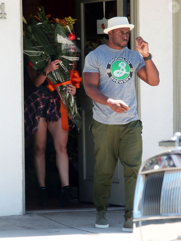 Exclusif - Reggie Bush va acheter des fleurs avec sa fiancée Lilit Avagya à Beverly Hills, le 11 mai 2014.