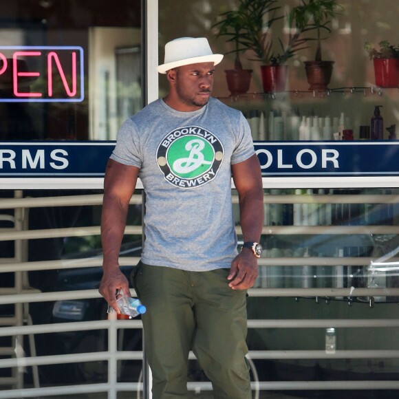 Exclusif - Reggie Bush va acheter des fleurs avec sa fiancée Lilit Avagya à Beverly Hills, le 11 mai 2014.