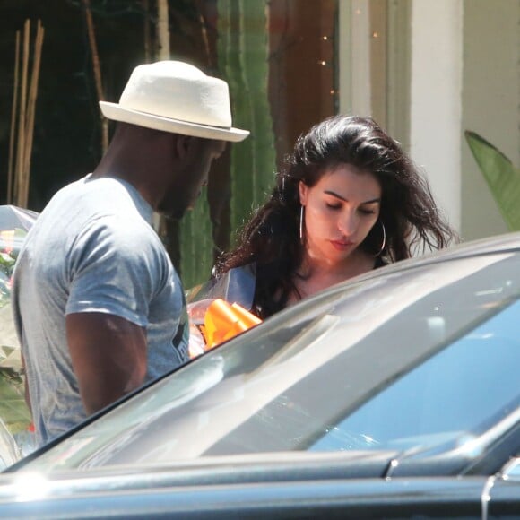Exclusif - Reggie Bush va acheter des fleurs avec sa fiancée Lilit Avagya à Beverly Hills, le 11 mai 2014.