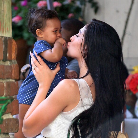 Reggie Bush, sa compagne Lilit Avagyan et leur fille Briseis sont allés déjeuner au restaurant Ivy à West Hollywood. Le 20 février 2014